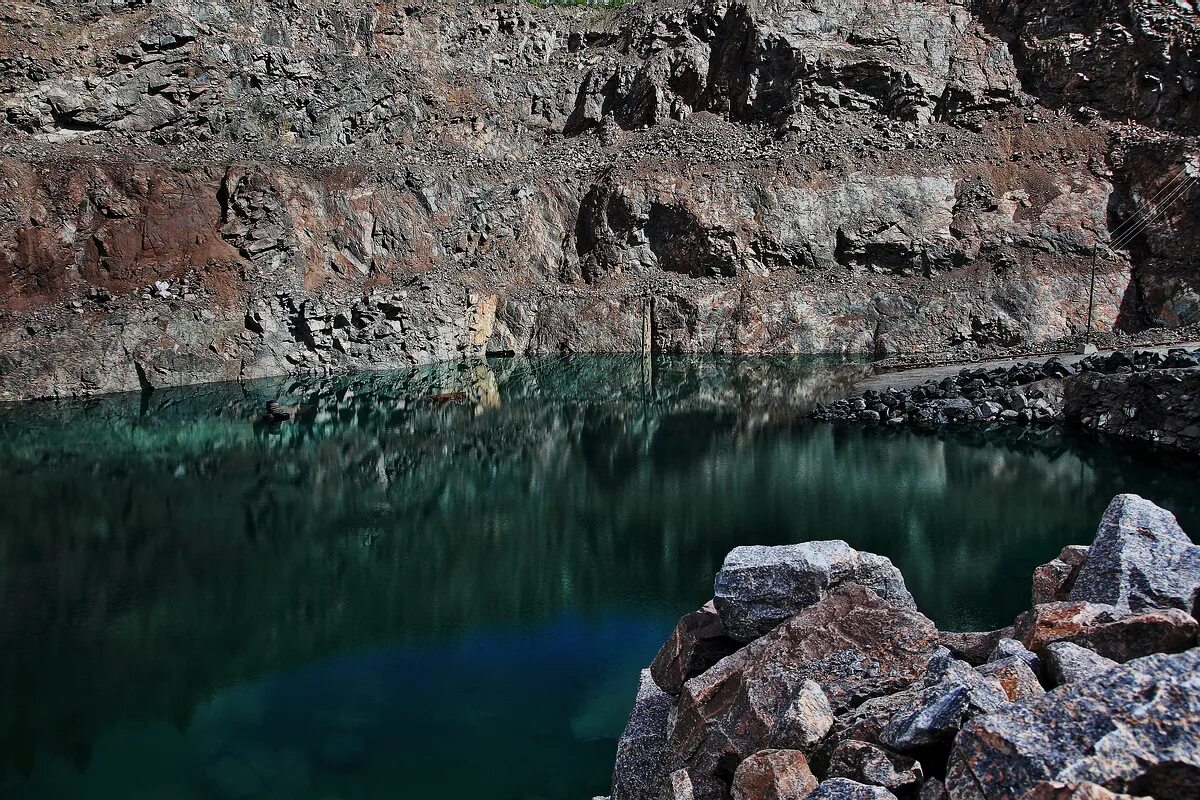 Пруды каменногорск карьер. Водоем песчаный электросталь. Карьер в поселке пруды выборгский район. Водоем карьеры. Темиртау таштагольский район голубое озеро.