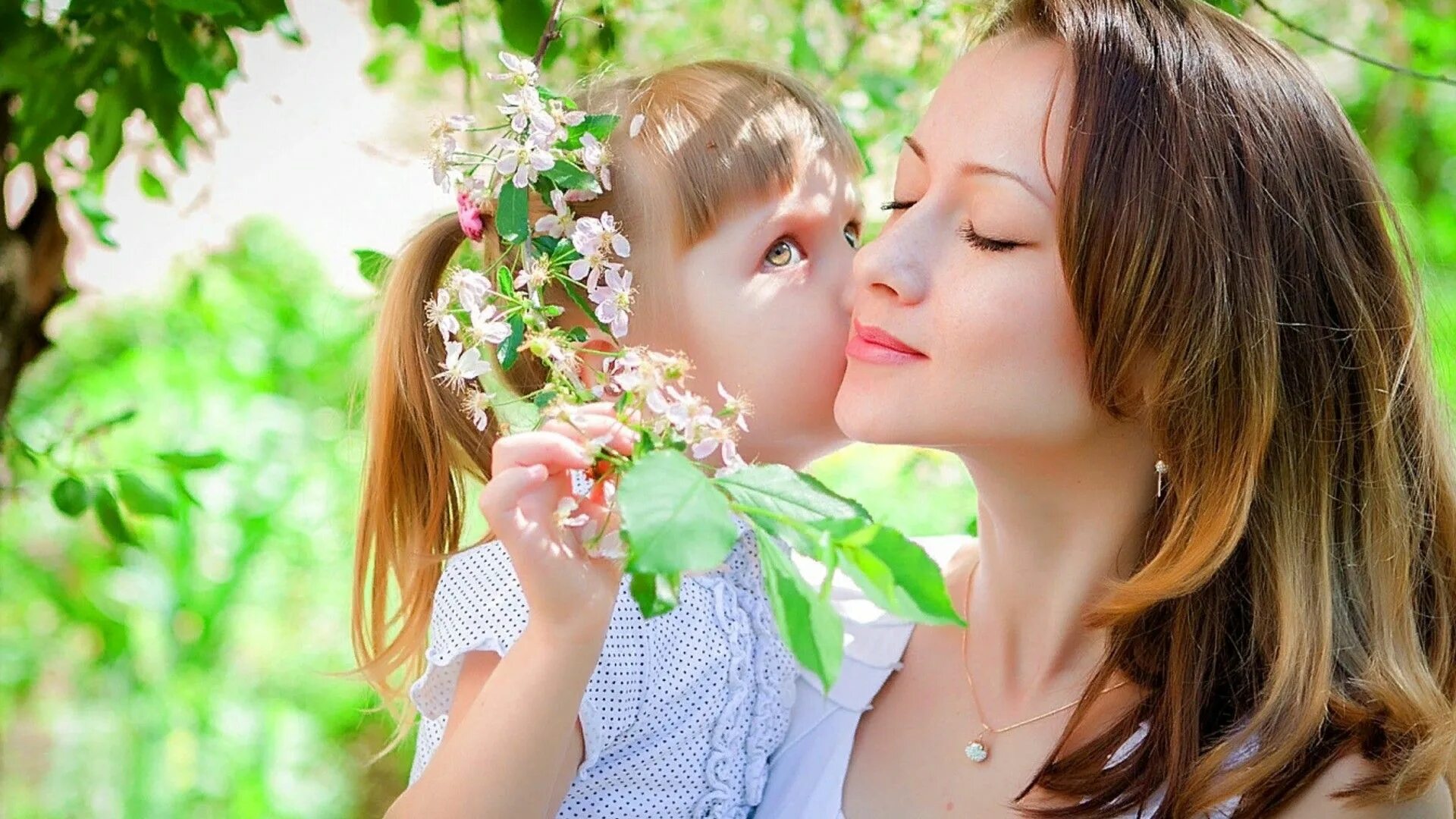 день матери. мамина улыбка. открытки с днём матери. открытки с днём матери красивые. красивая мама с ребенком.