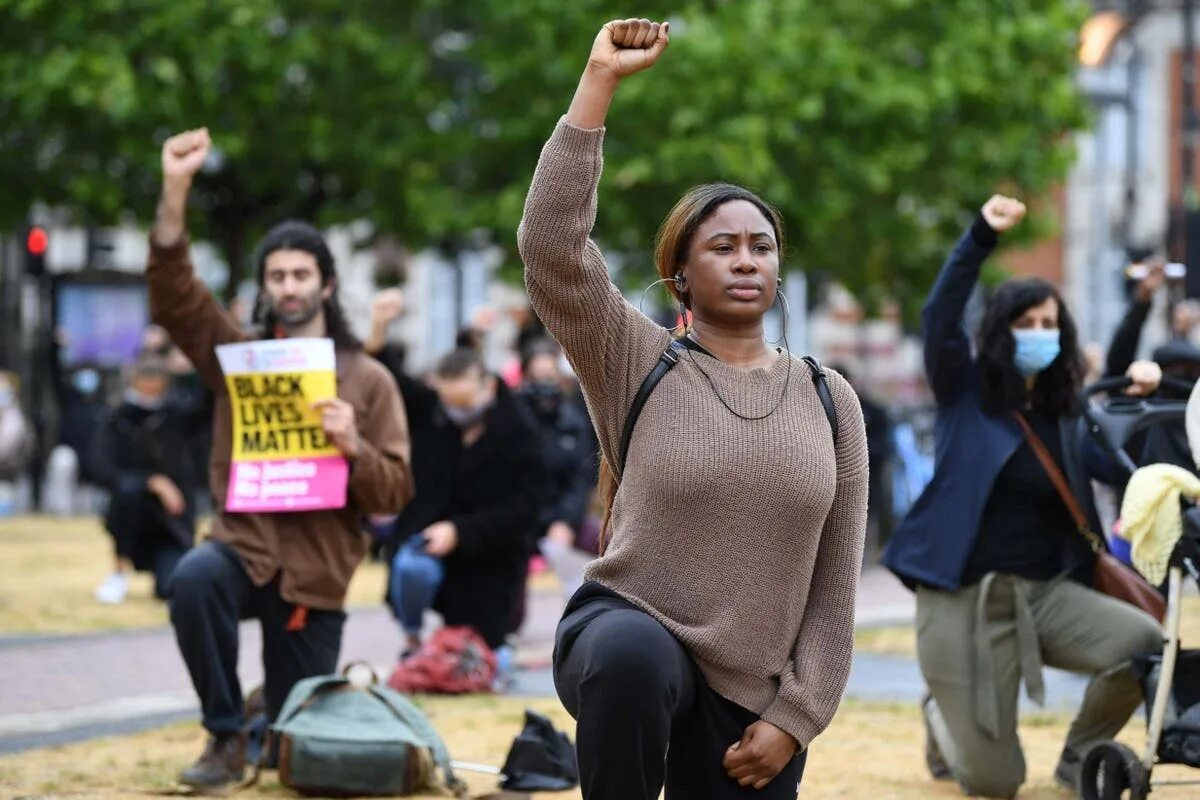 Blm движение в США. Движение Блэк лайвс Мэттер. Движение Black Lives matter. Black Lives matter на коленях. Движение чернокожих