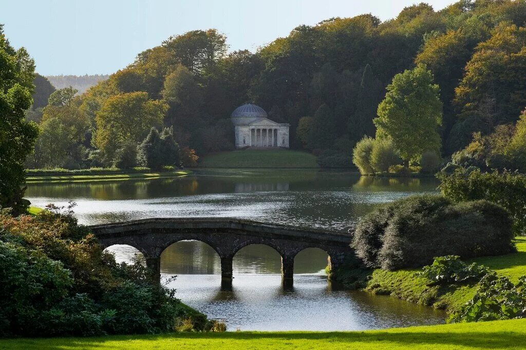 Поместье герцогов девонширских. Поместье лонгборн гордость и предубеждение. Гордость и предубеждение сериал 1995 поместье дарси. Гордость и предубеждение 1995 пемберли. Дом беннетов гордость и предубеждение 1995.