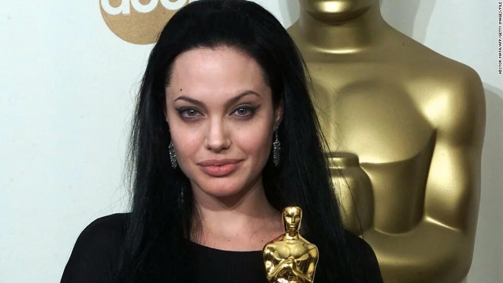 Анджелина джоли оскар. Анджелина Джоли 2000. Джоли Оскар 2000. Анжелина Джоли 2000 год Оскар.