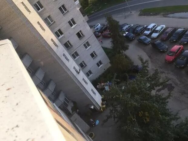 Вид из окна 14 этажа. Парень выпал из окна Тихвин. Петрозаводск из окна. Тихвин мужчина выпал с 14 этажа.