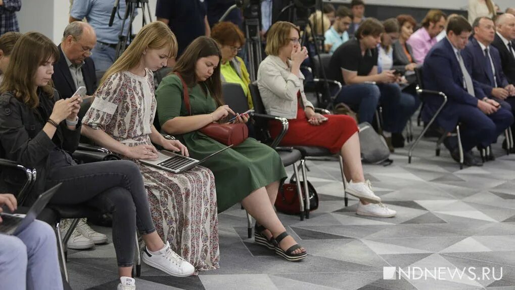 Публично доступной. Прогулка подростков. Публично доступной. Женщина шоппер машиной. Люди с покупками на парковке.