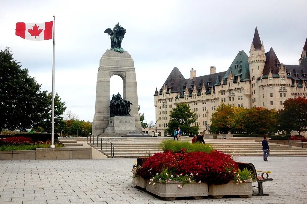 Памятник сс в канаде. Национальный военный мемориал Канады. Национальный военный мемориал в Оттаве Канады. Столица Канады Оттава достопримечательности. Оттава памятники.