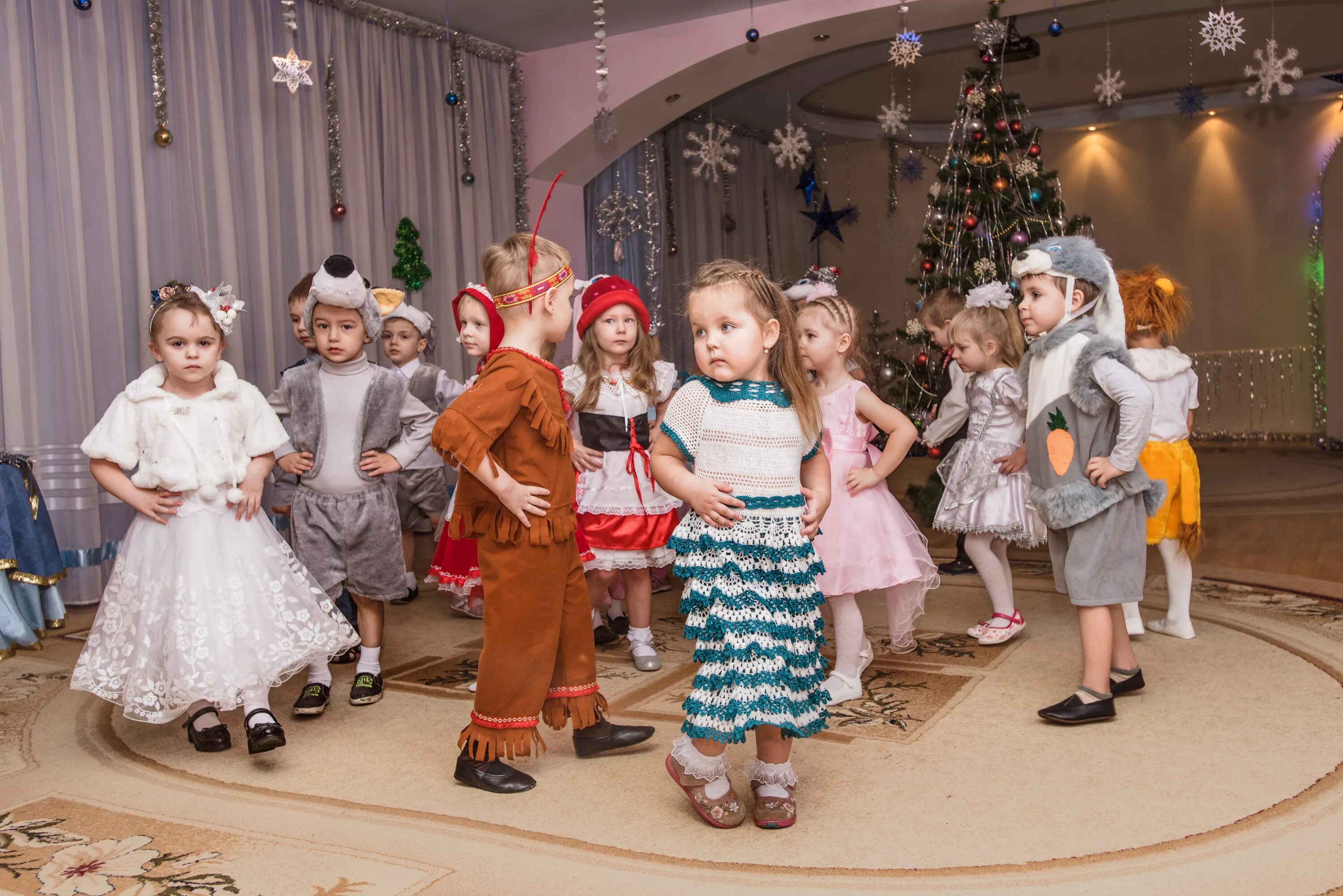 детский утренник. утренник в детском саду. новогодний утренник фотосессия. детские новогодние утренники. новогоднее представление для детей.