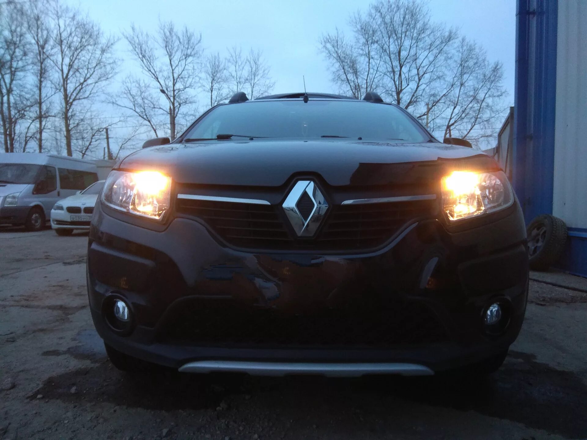 Renault sandero лампочки. ДХО Рено Логан 2. Ходовые огни Рено Логан 2. Рено Логан 2 Габаритные огни. ДХО Рено Сандеро степвей.