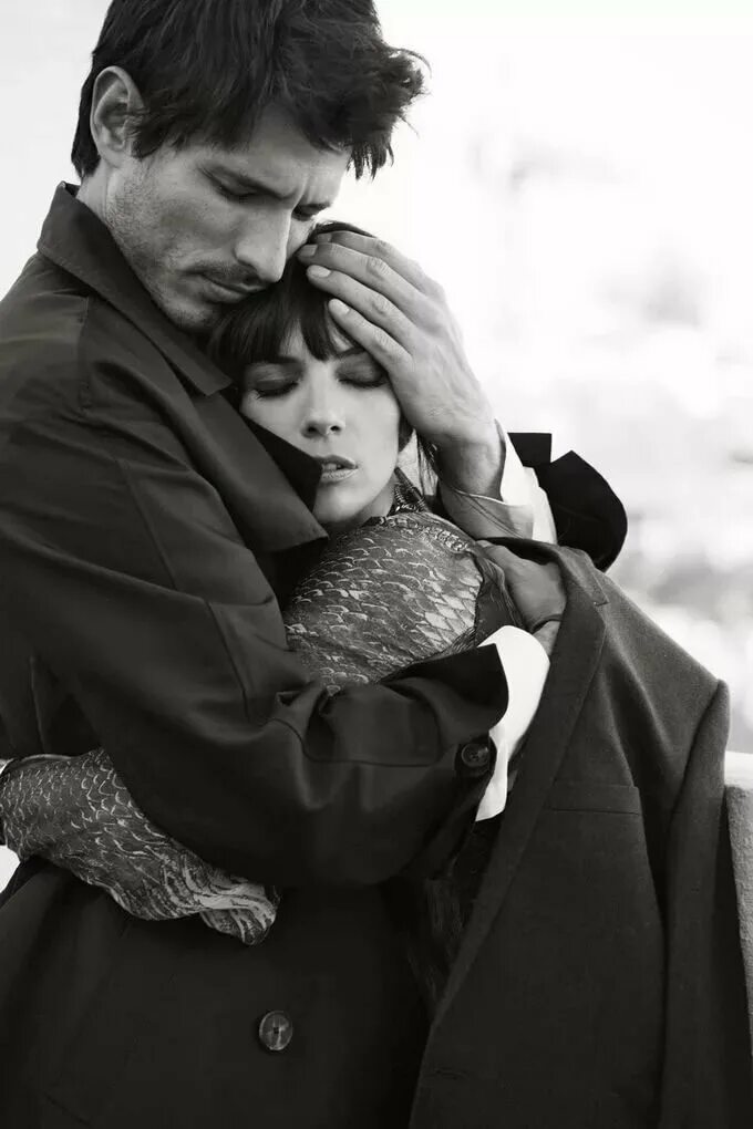 В нежных объятьях. Объятия влюбленных. Мужчина обнимает женщину. Трогательные объятия.