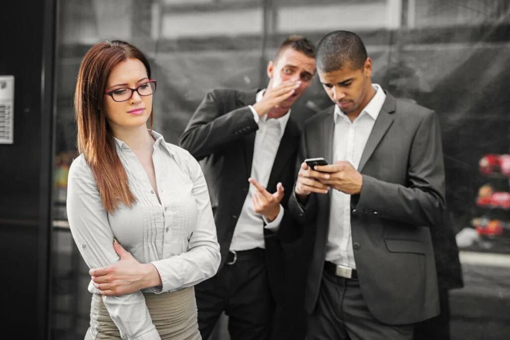 Девушка в растерянности. Потеря работы. Офисный работник. Девушка кричит. Боюсь работать с людьми.