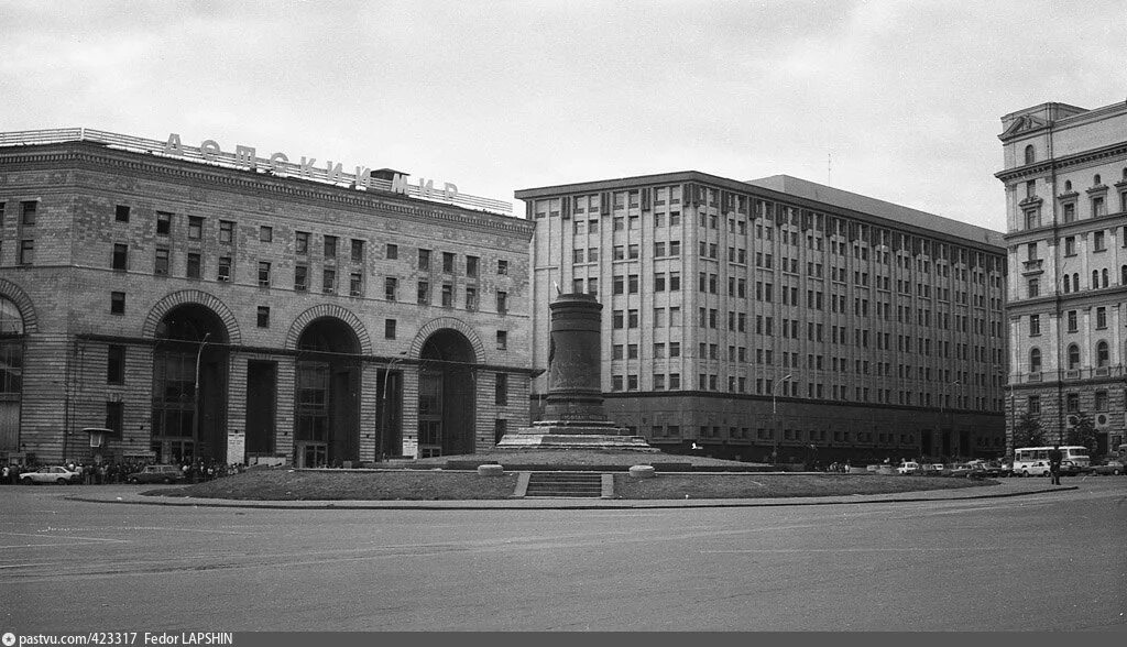 Памятник Дзержинскому на Лубянке. Здание КГБ СССР на Лубянке. Здание КГБ на Лубянке 1950. КГБ 1980 Лубянка. Города кгб