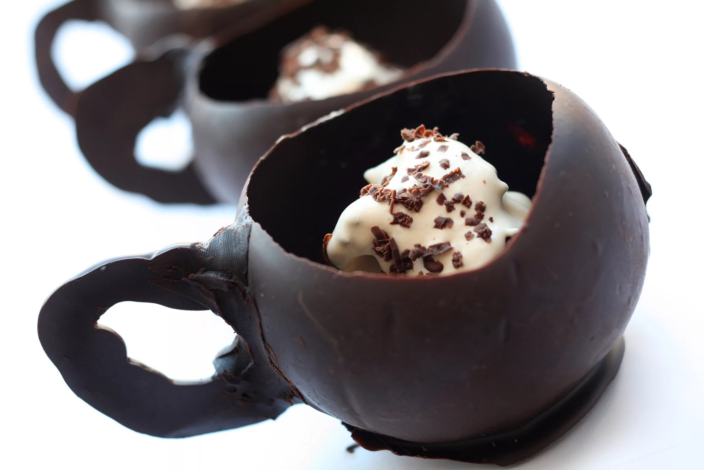 Chocolate cups. Шоколадные чашечки. Шоколадная чашка. Десерты в шоколадных чашечках. Шоколадные кружки.