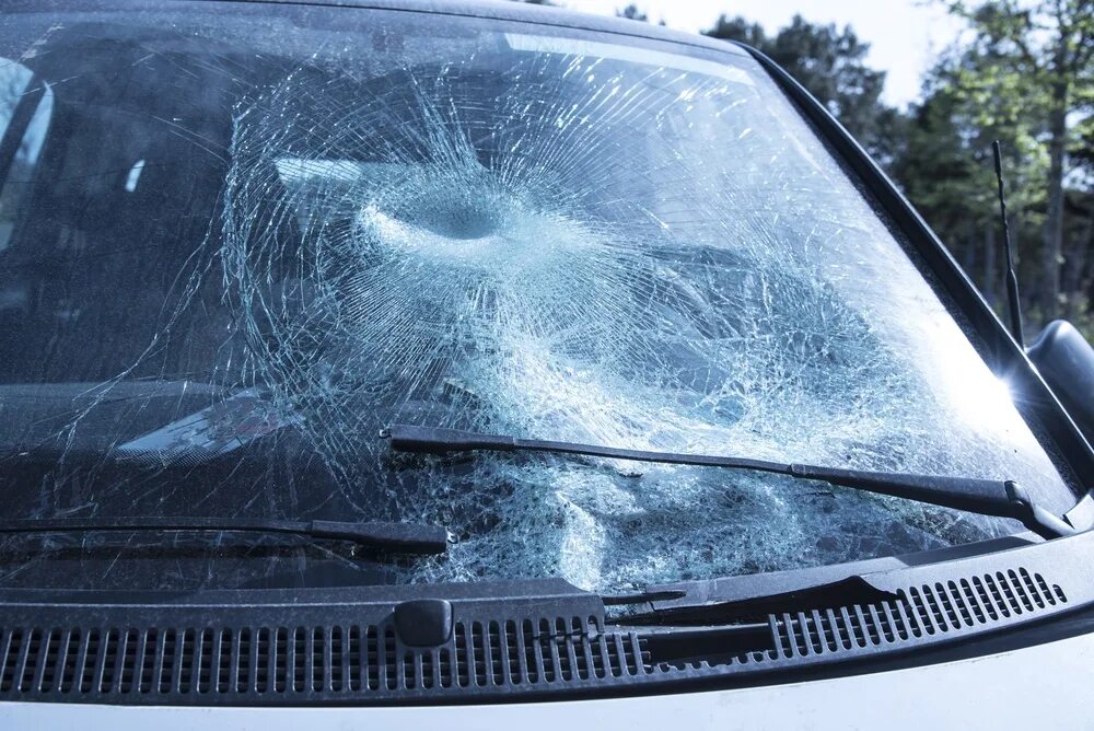 Бит автостекло. Лобовое стекло автомобиля. Разбито лобовое стекло. Разбитое стекло автомобиля. Треснуло лобовое стекло.