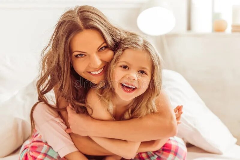 Mother and younger sister. Мама волнуется картинки. Mother and younger sister. Mother rand doughter sitting on sofa smiling. Мать и взрослая дочь.