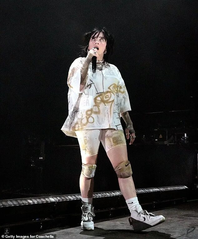 Billie eilish over. Billie Eilish 2022. Билли Айлиш сейчас 2022. Billie Eilish Coachella 2022. Билли Айлиш сейчас 2022 фигура.