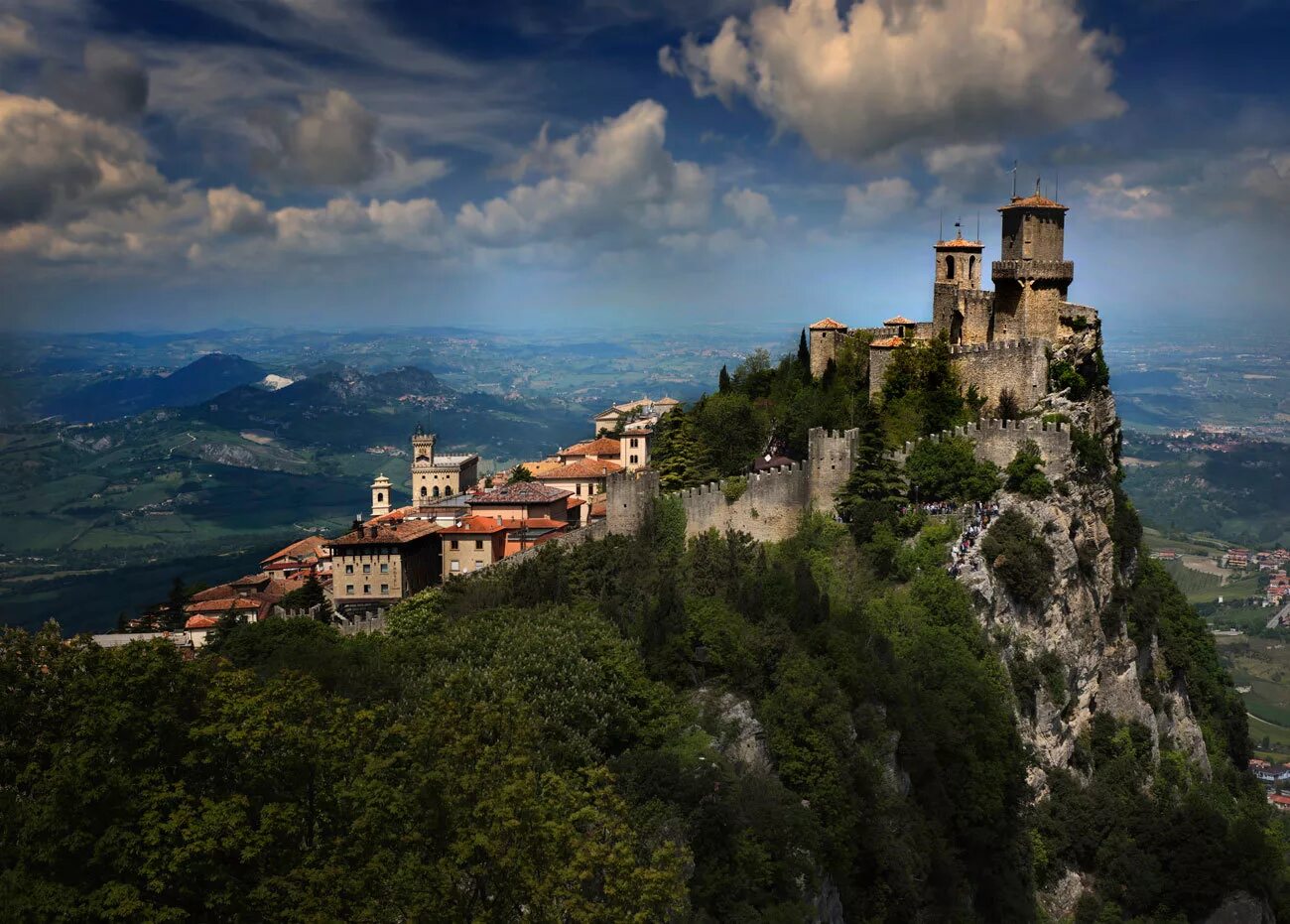 San marino. Исторический центр Сан-Марино и гора Монте-титано. Сан-Марино – крепость Гуаита. Сан Марино гора Монте титано. Замок Сан Марино Италия.