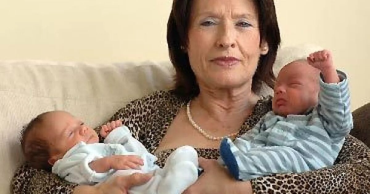 Возраст родивших мам. Кармен Боусада. Женщина родила близнецов. Родить в 45 лет.