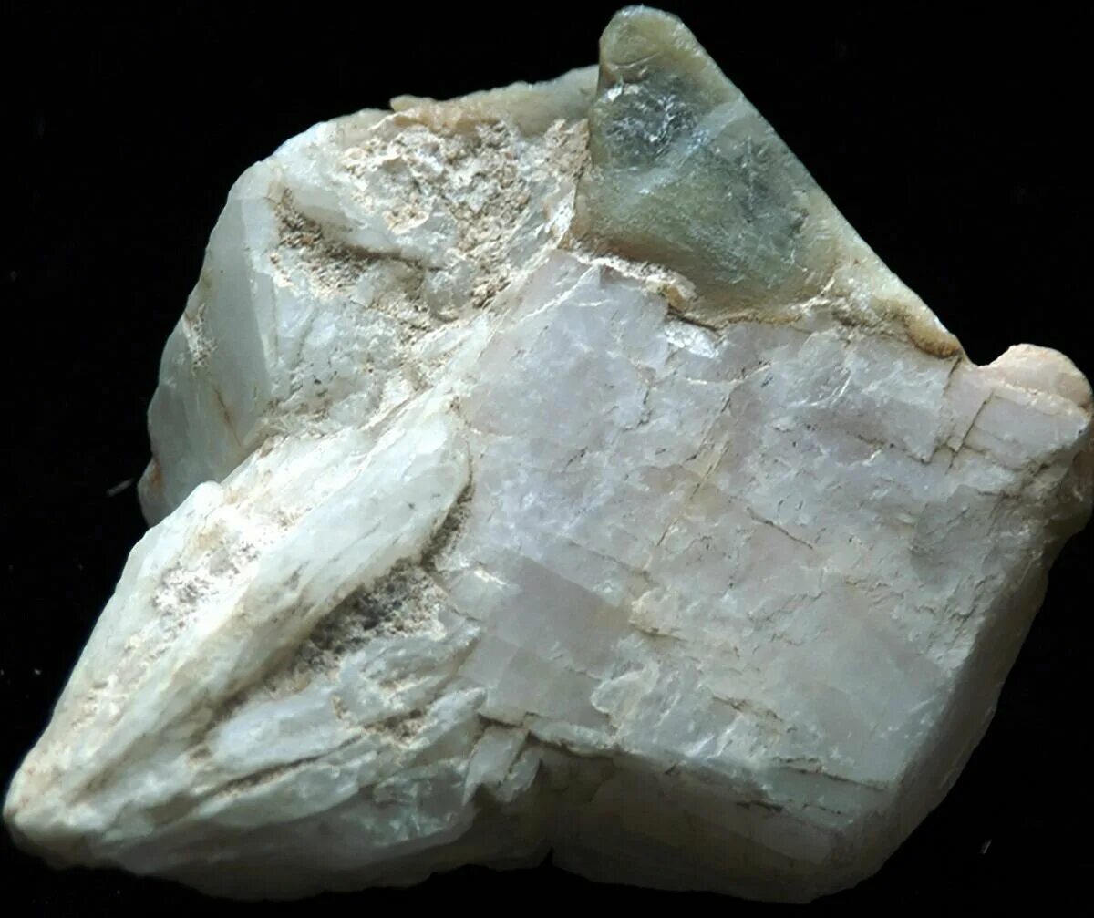 Горные породы белого цвета. Доломит Горная порода. Доломит камень минерал. Доломиты полезные ископаемые. Доломит минерал в природе.