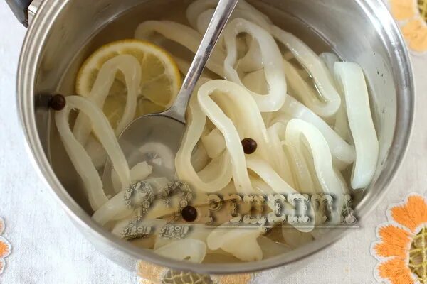 Маринованный кальмар в домашних условиях рецепт. Кальмары в маринаде. Кальмары в уксусе. Маринованный кальмар в домашних. Щупальца кальмара в маринаде.