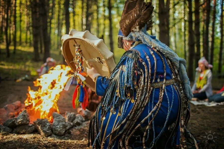 Шаман в раменском. Шаман Тыва. Шаманский обряд. Шаман ритуал. Шаманский ритуал.