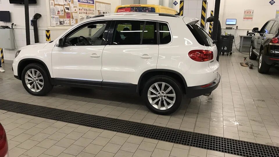 Volkswagen tiguan шины. 235/60 R17 Tiguan. Tiguan 1 r17. 235 /65 R17 Фольксваген Тигуан. Tiguan 2013 r17.