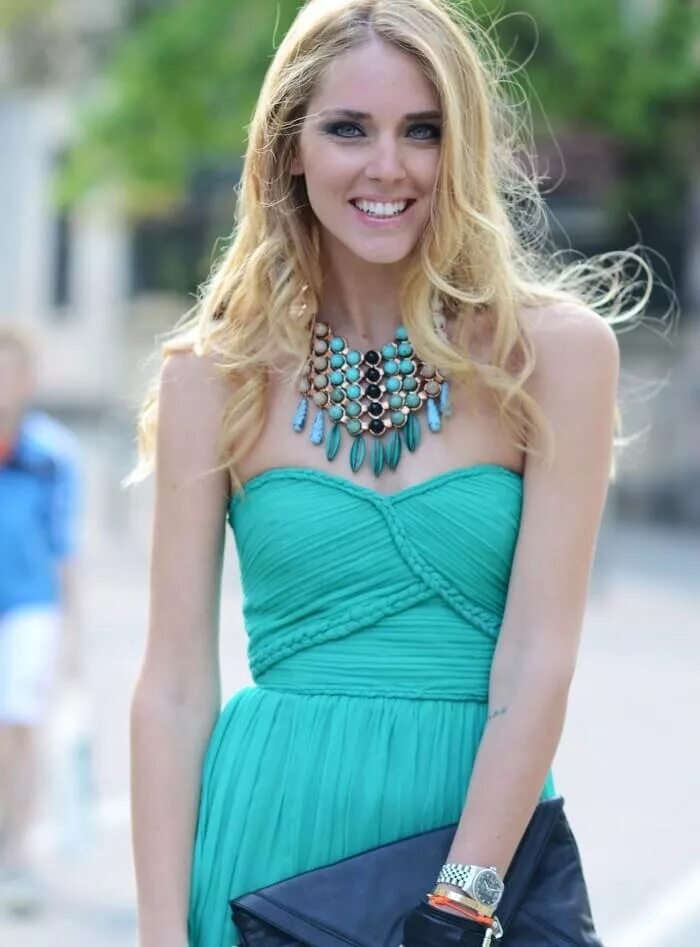 одежда для блондинок. блондинка в бирюзовом платье. эль фаннинг стиль одежды. бирюзовое платье. цвета для светлокожих одежда.
