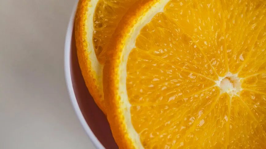 Фото апельсины нарезанные в чашке. Cup sliced