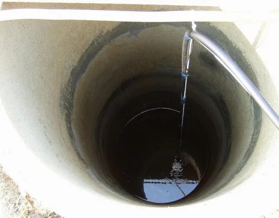 Замерзший колодец. Колодец замерзает зимой. Утепленный колодец для водопровода. Промерзает вода в бетонном колодце. Колодец зимой обледенел.