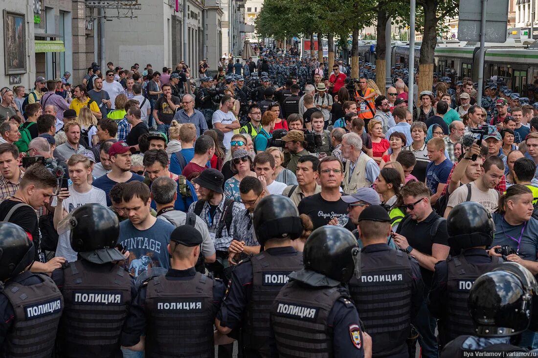Толпа полиции. Протесты в Москве. Протесты в России. Толпа митинг.