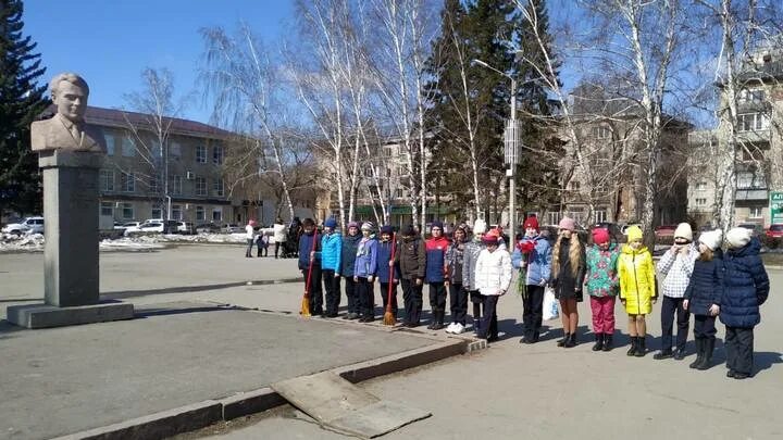 Город названный в честь гагарина. 21 Школа Иркутск день космонавтики. Школа космонавтики субботник.