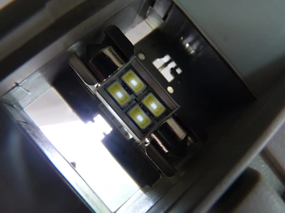 Гаснет свет при включении дальнего. Солярис 2 не гаснет свет в салоне. Не выключается свет в салоне ZJ. Не тухнет свет в салоне Крайслер 300м.