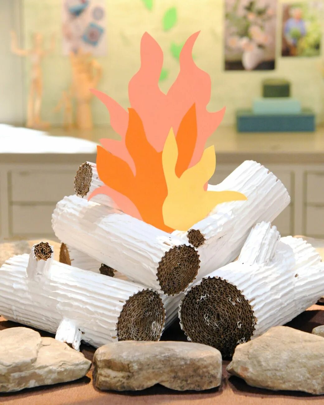 Бревна из картона. Имитация полена. Полено из картона. Полено декор. Имитация дров из картона.