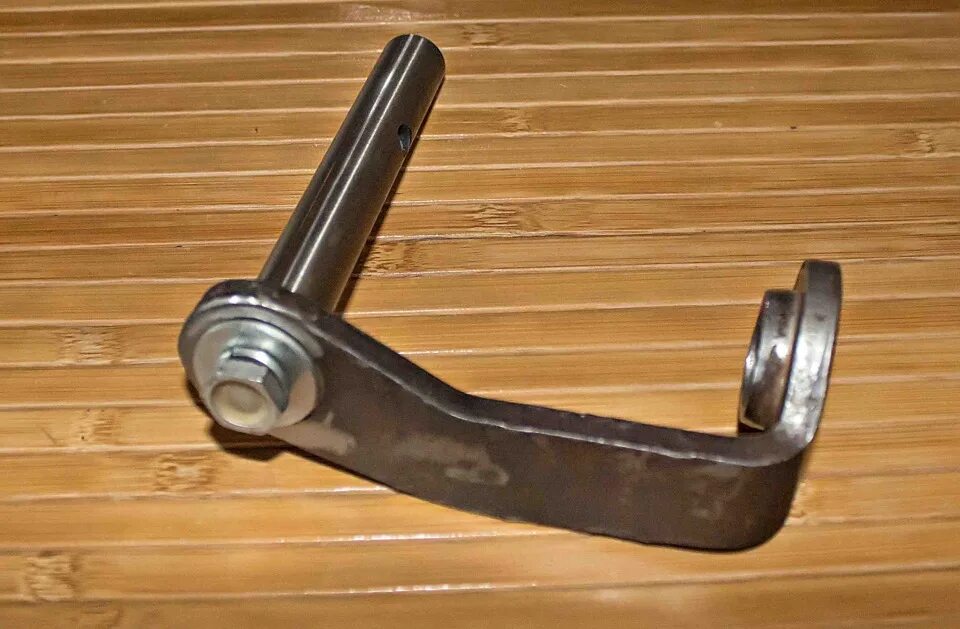 Пыльник штока кпп рено логан 2008. Сальник штока выбора передач рено сценик 1. Механизм переключения передач рено логан. Шток выбора передач рено. Шток выбора передач рено.