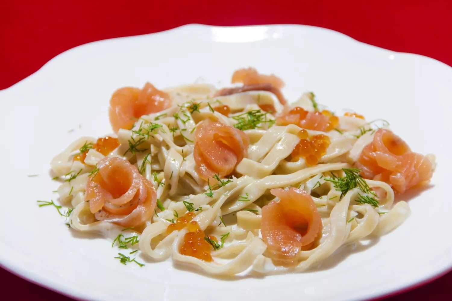 спагетти с красной рыбой. паста с томатным соусом. паста пенне с форелью. спагетти в томатном соусе. шпинатные тальятелле с креветками.