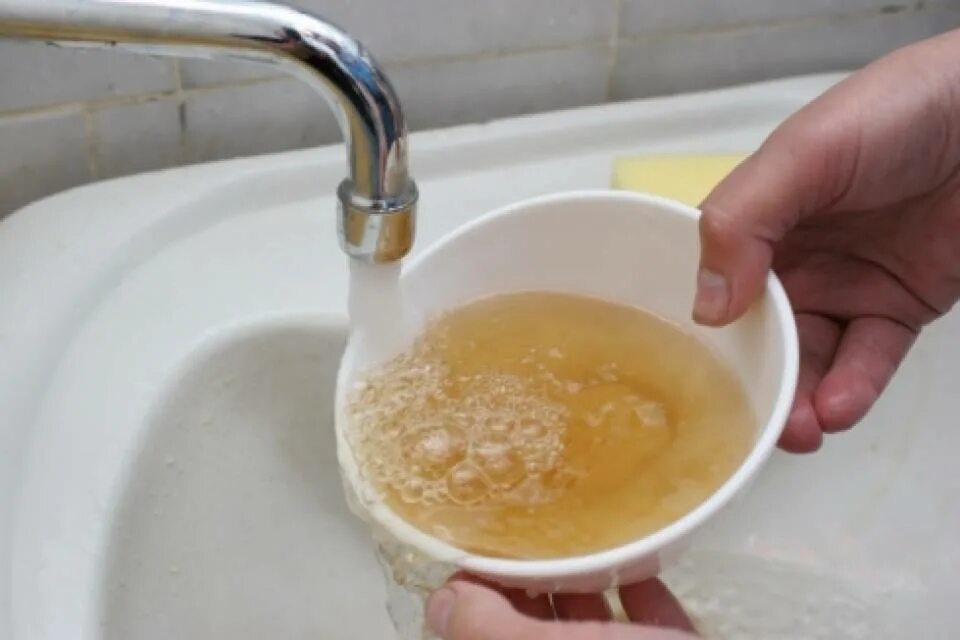 Желтая вода из крана. Плохая вода. Грязная вода из крана. Мутная вода из крана. Вода с ржавчиной