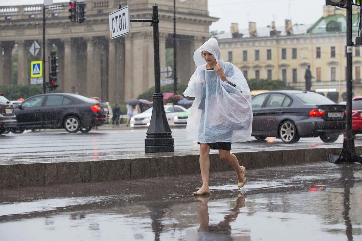 Столица дождей город. Питер ДОЖДЕВИКТ. Человек в дождевике в Питере. Дождь в Петербурге. Дождь дождевик.