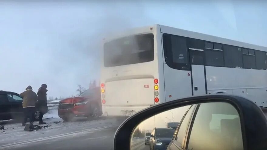 Автобус новый Уренгой авария. Происшествие новый Уренгой автобус и машина. Пробки в новом Уренгое.