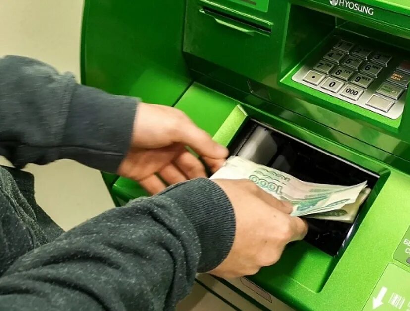 Мошенники 1 рубль. Деньги из банкомата. Деньги рубли возле банкомата. Хищение денег. Украли 2000 из банкомата.