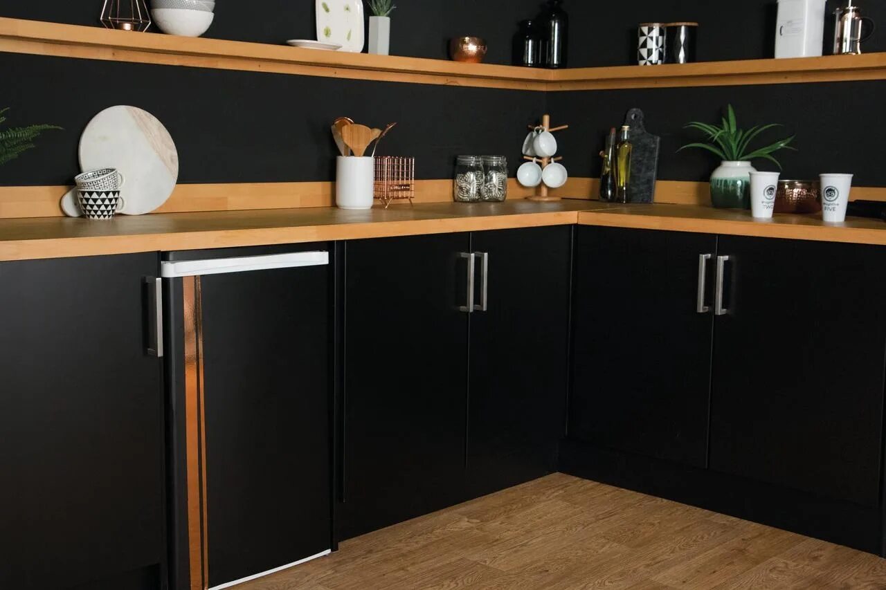 D-C-Fix 200-5010. Черная матовая кухня. Самоклеющая плёнка для кухонного гарнитура. Кухня самоклеющейся пленкой.