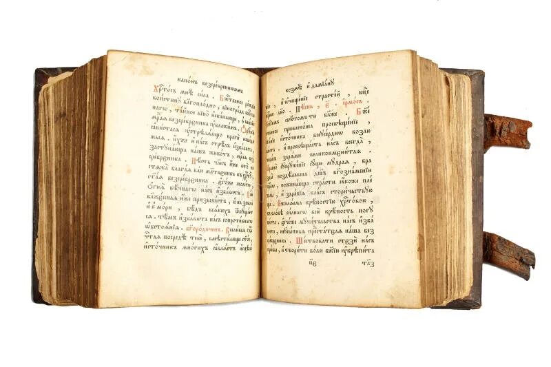 В старинной книге перед страницами с рисунками. Старая книга с пером. Старинная книга сверху. Изображение раскрытой книги. В старинной книге перед страницами с рисунками.