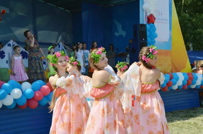 Кустодиев деревенский праздник. Успение пресвятой богородицы кирилло белозерский. Народные гуляния в лермонтовском музее-заповеднике «тарханы». Масленицей с масленицей. Праздники фрагменты.