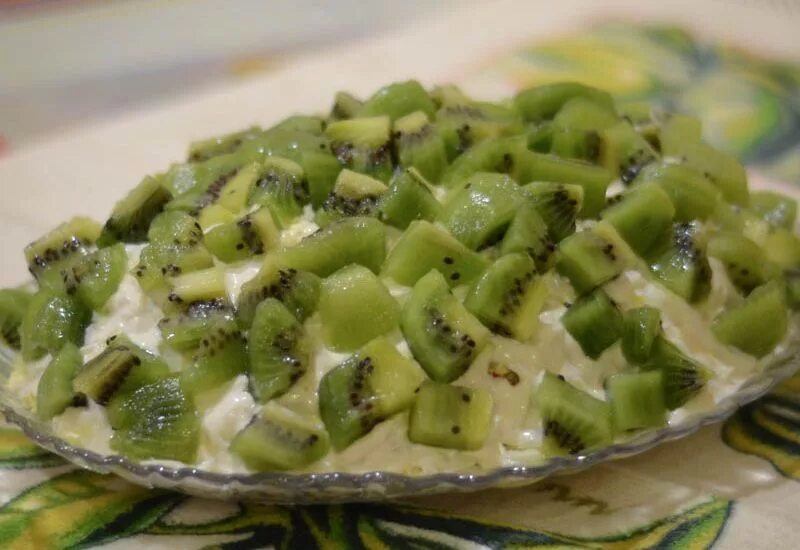 Салат изумруд. Салат изумрудная россыпь с киви. Салат изумрудный с виноградом. Салат изумруд. Салат изумрудный дракон.