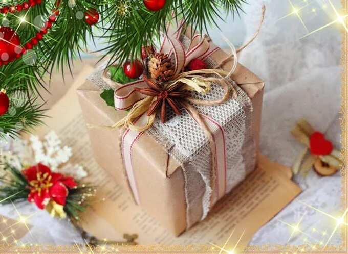 Новогоднее украшение коробок. Новогоднее украшение коробки. Коробка с новогодним декором. Упаковка новогодних подарков. Украсить коробки для подарков новогодние.