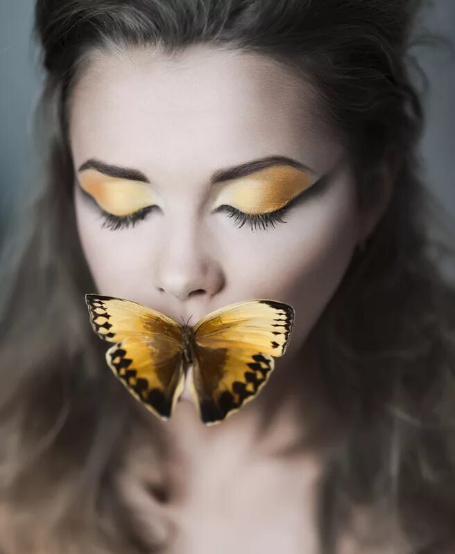 Красивое молчание. Девушка-бабочка. Женщина бабочка. Девушка с бабочкой на лице. Красивая девушка с бабочками.