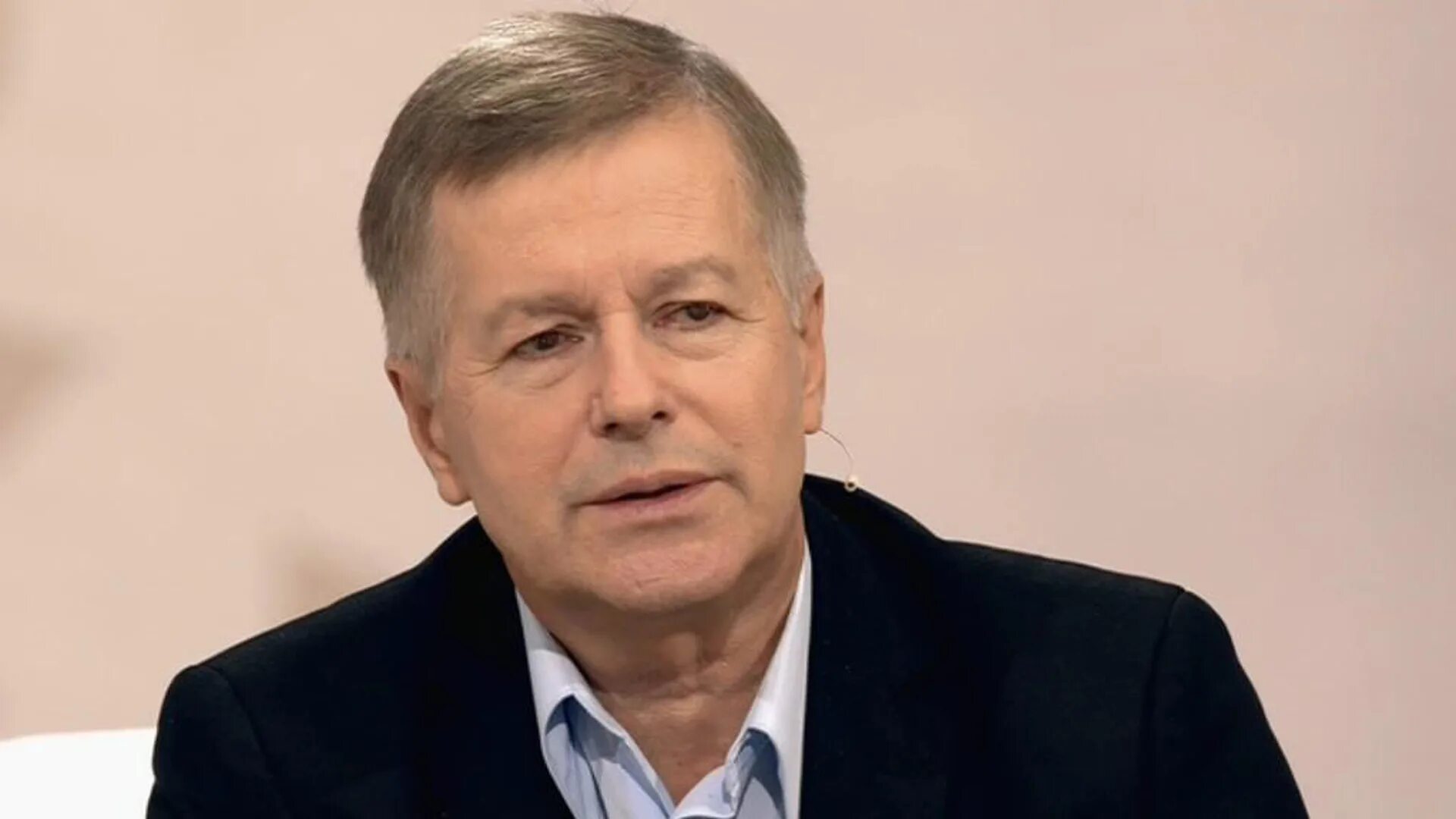 Играть ливанов. Посольство с ливановым игорем. Играть ливанов. Играть ливанов. На углу у патриарших 1995.