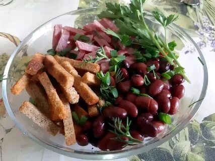 Салат копченая колбаса огурец кириешки