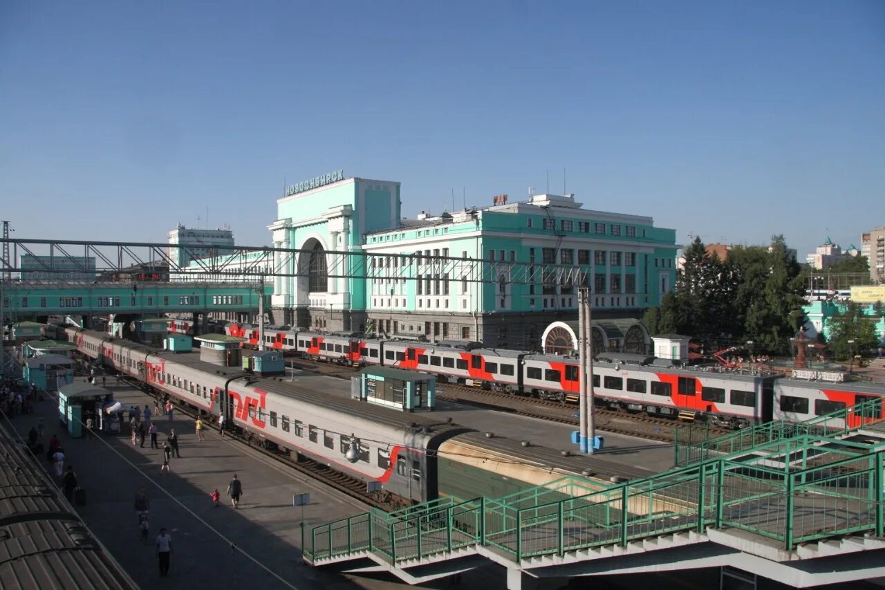 Ржд электричка новосибирск. Пригородный вокзал Новосибирск. Старый Пригородный вокзал Новосибирск. Пригородный вокзал Новосибирск главный. Новосибирск Пригородный вокзал мост.