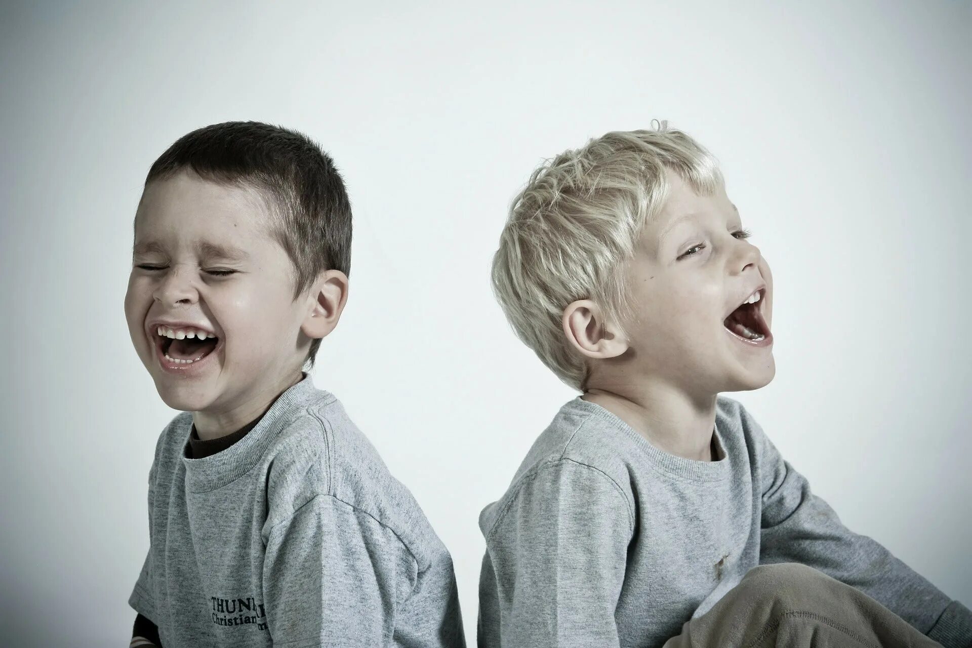 Children laughing. Мальчик смеется. Дети смеются. Эмоциональный ребенок. Два мальчика смеются.