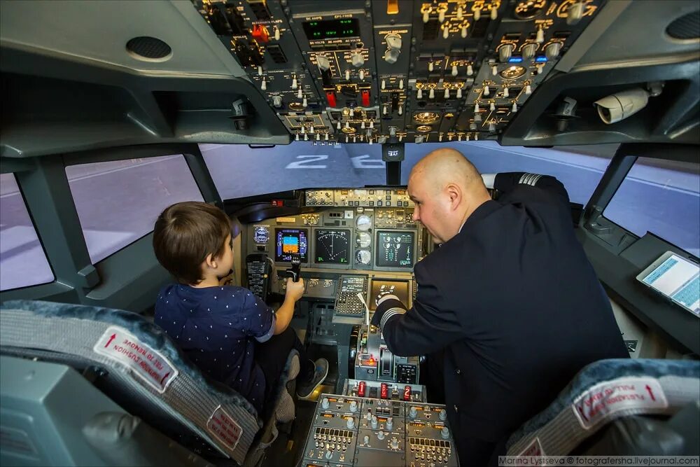 Полет на маленьком самолете. Авиатренажер 737. Авиасимулятор Боинг 737. Авиатренажер в Москве Боинг 737. Тренажер Боинг 737.