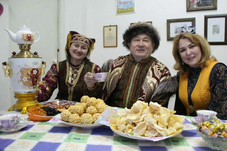 Покажи татарск. Башкирское чаепитие. Татарское чаепитие. Национальное блюдо башкир. Чаепитие башкир.