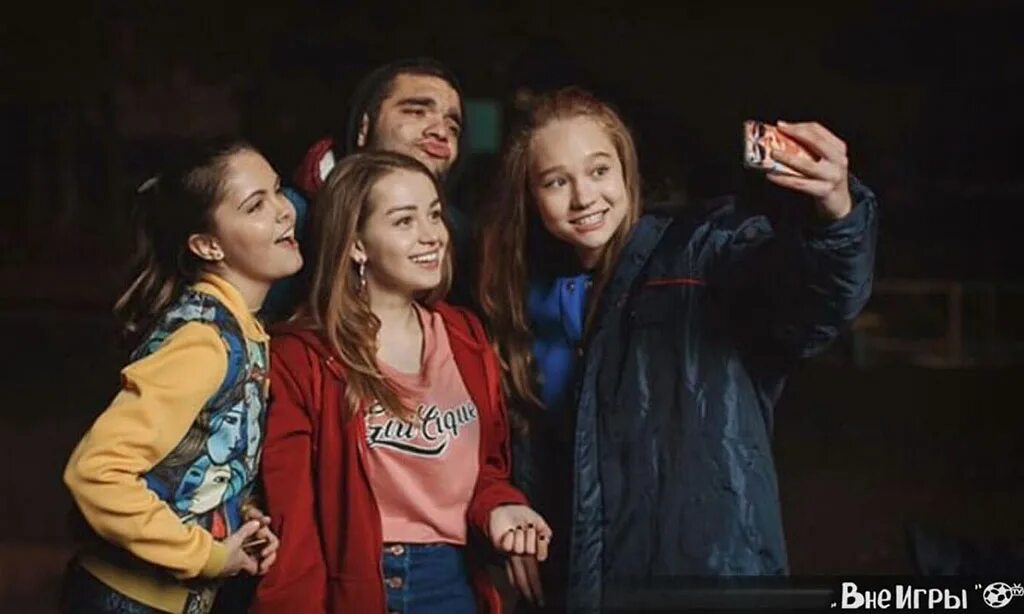 Сериал вне игры 1 сезон. Вне игры постер. Сериал про футбол. Ростислав бершауэр вне игры. Вне игры дата выхода серий.