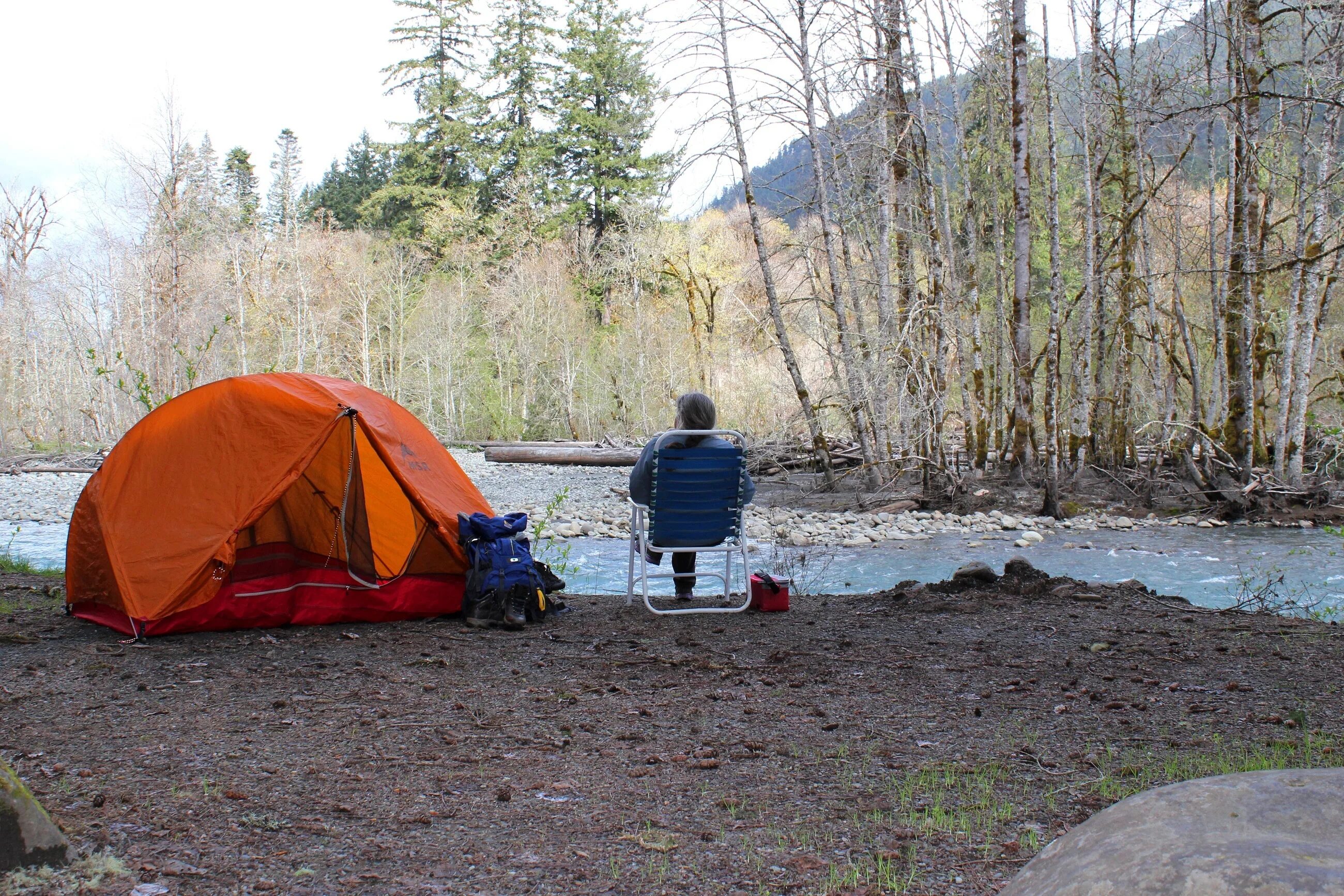 Поход с палатками. Палатка на берегу реки. Палатка на природе. Палатка у речки. Camping hot